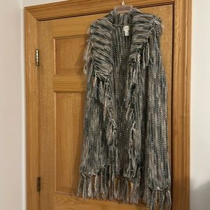 Chico’s sweater vest in neutral tones. Beautiful knotted fringe.